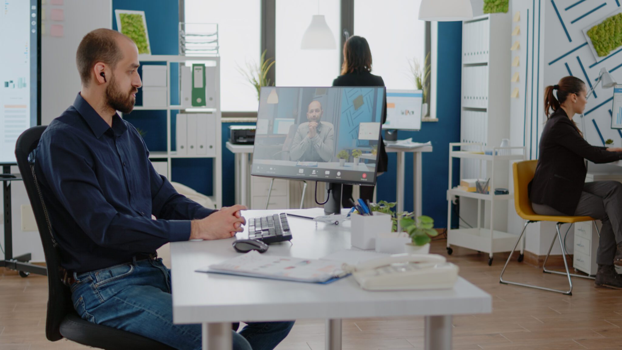 Man using video call for meeting with manager on computer Imagem de DC Studio no Freepik
