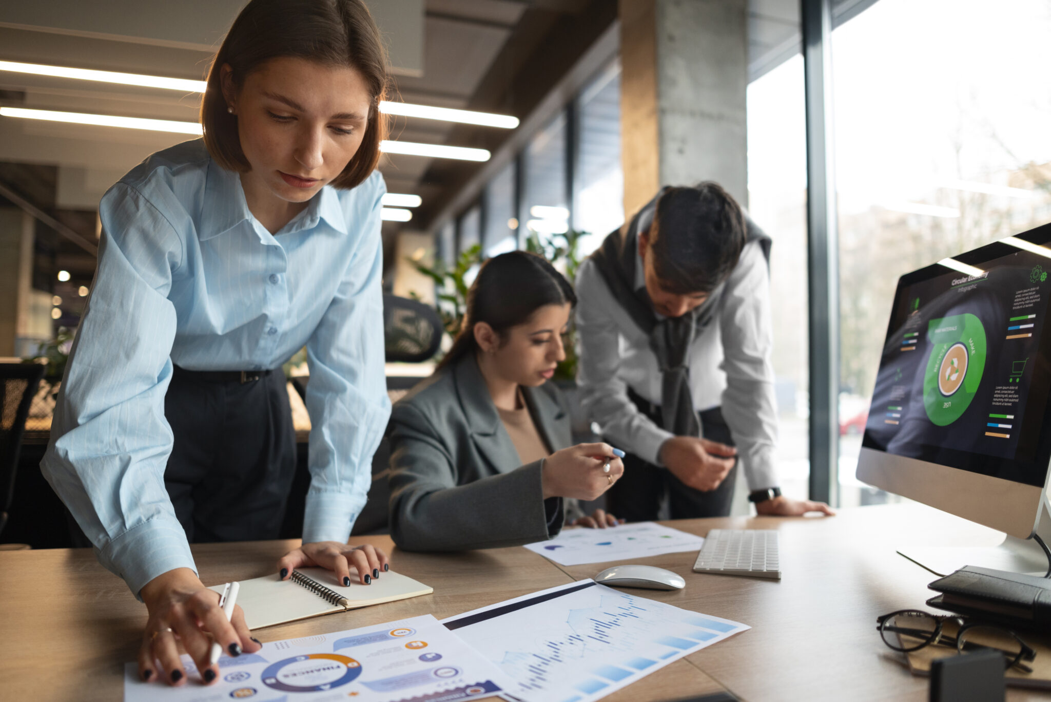 people-analyzing-checking-finance-graphs-office-2 Imagem de freepik